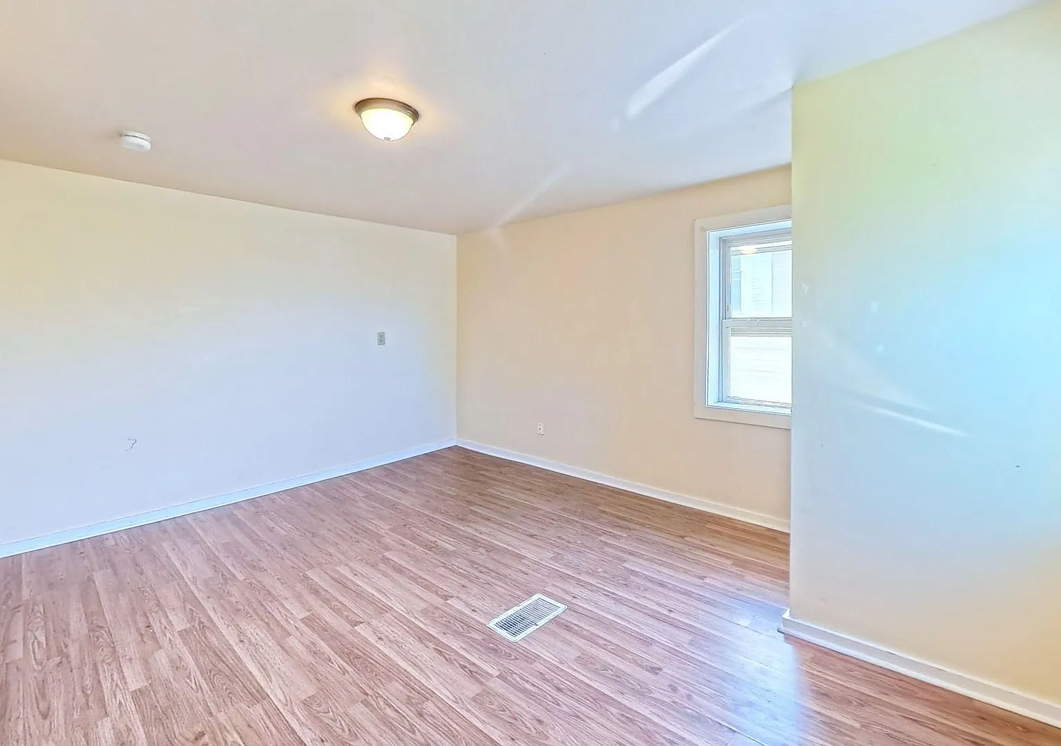 4-Bed Farmhouse Minutes from UVM Campus (30 Chase St) — Photo 4