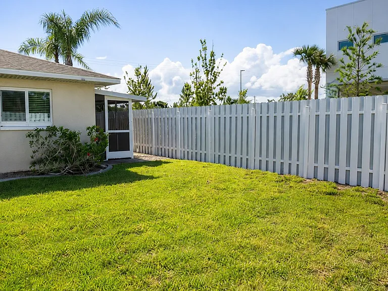 1623 SW Santa Barbara Pl — Photo 1