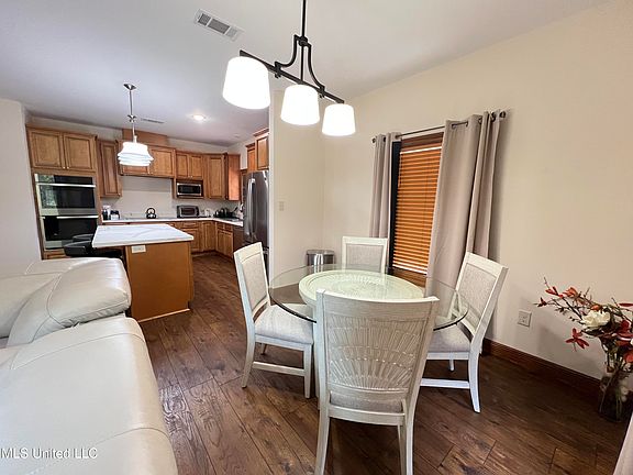 3rd image of 648 Iona Ct