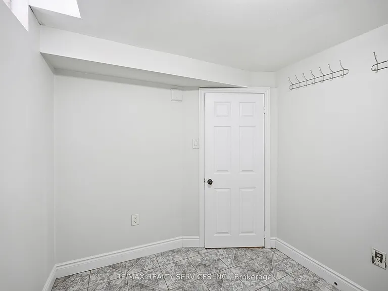 8 Deerpark Cres S #LOWER — Photo 15