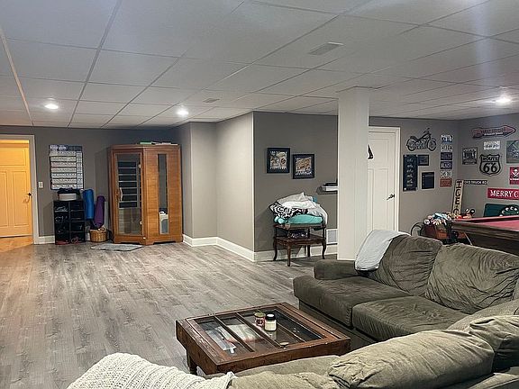2nd image of 912 Hawthorne Dr