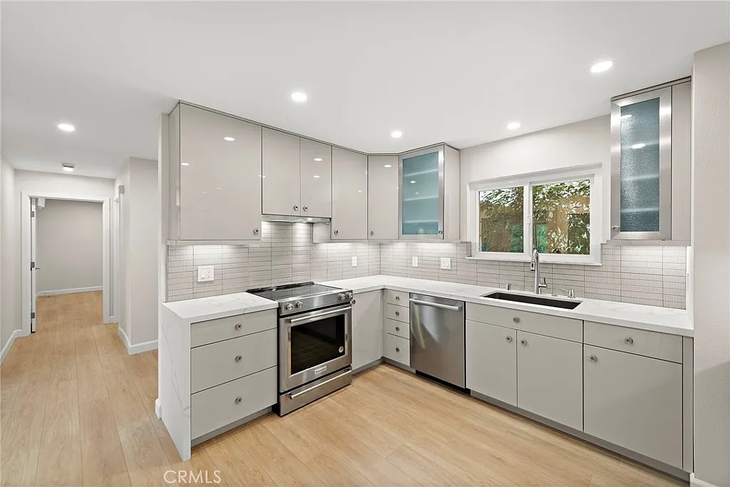 2 bed, 1330 sqft, $3,400 — Photo 3