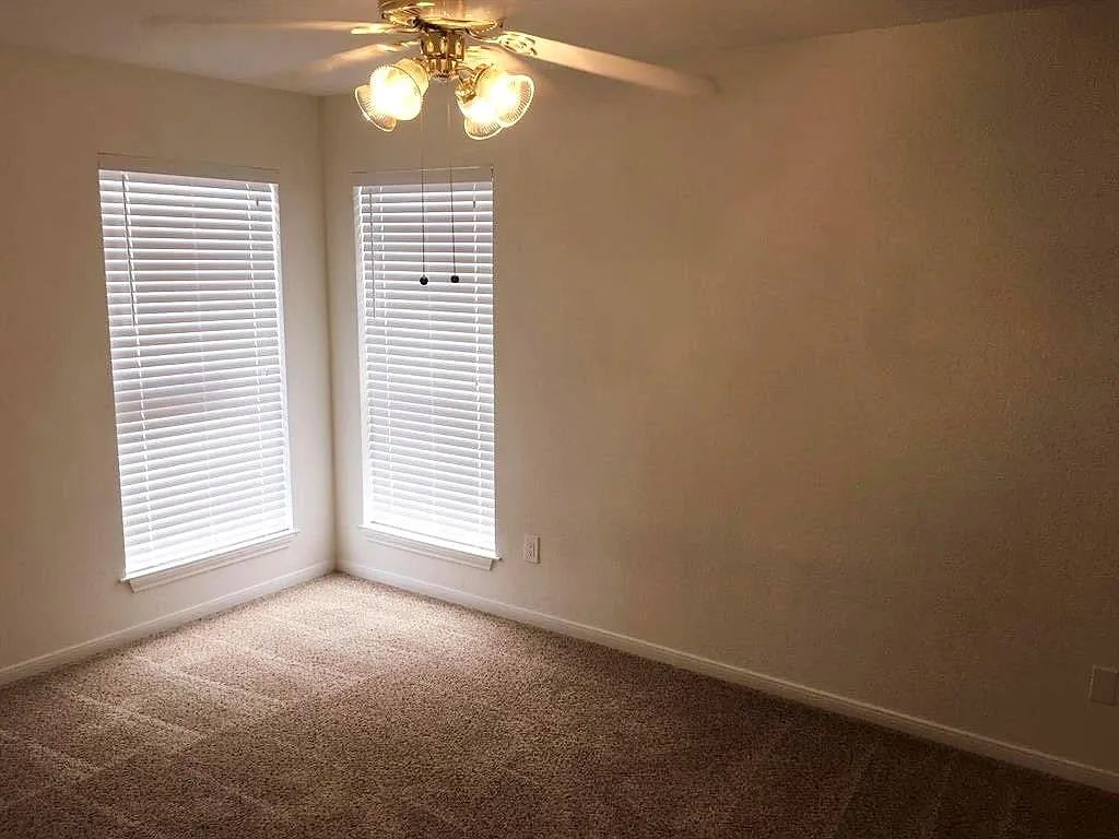 2 bed, 1.0 bath, 855 sqft, $1,200 — Photo 4