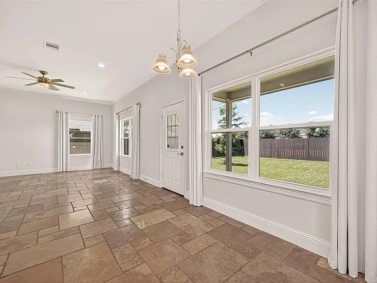 2211 Silverbonnet St — Photo 13