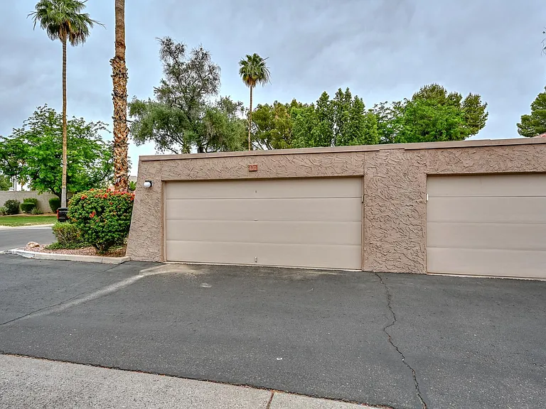 DETACHED 2 CAR GARAGE