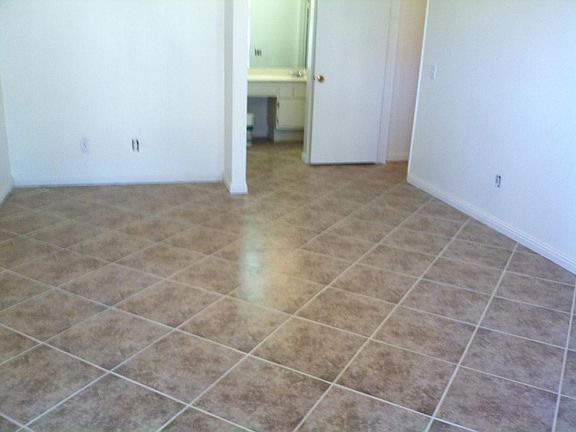 2nd image of 1526 W Creekside Dr