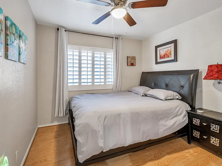 2072 W Harrison St — Photo 15