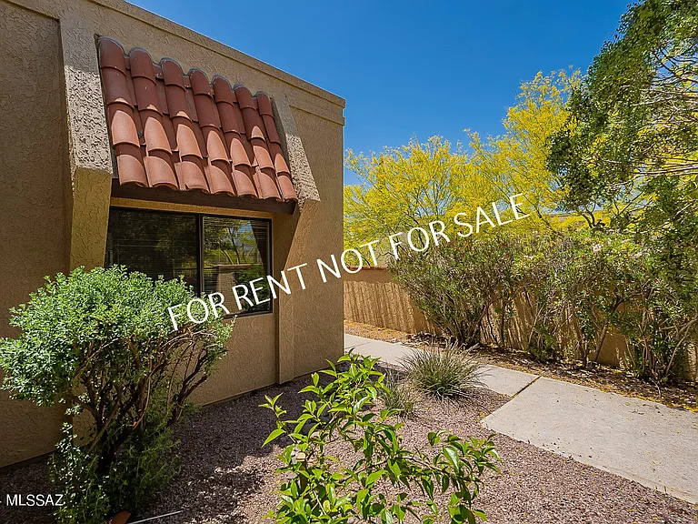 936 E Camino Diestro — Photo 3