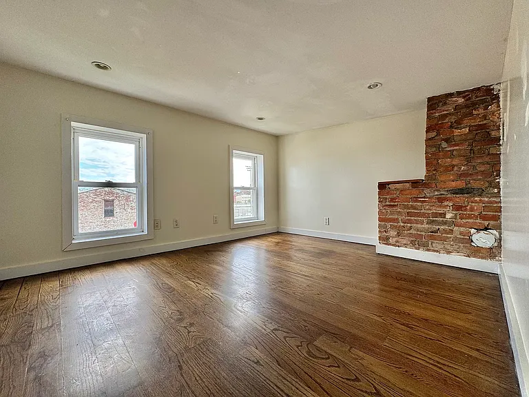 295 Maujer St #3L — Photo 3
