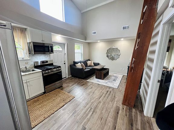 4th image of 1421 E Jackson St #1