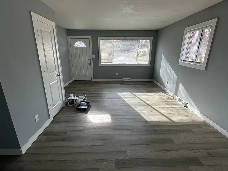 130 W Pinewood Dr