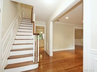 15 Arista Ct, Dix Hills, NY 11746