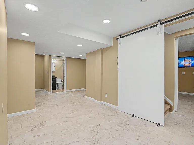 7973 Seabury Ct — Photo 40
