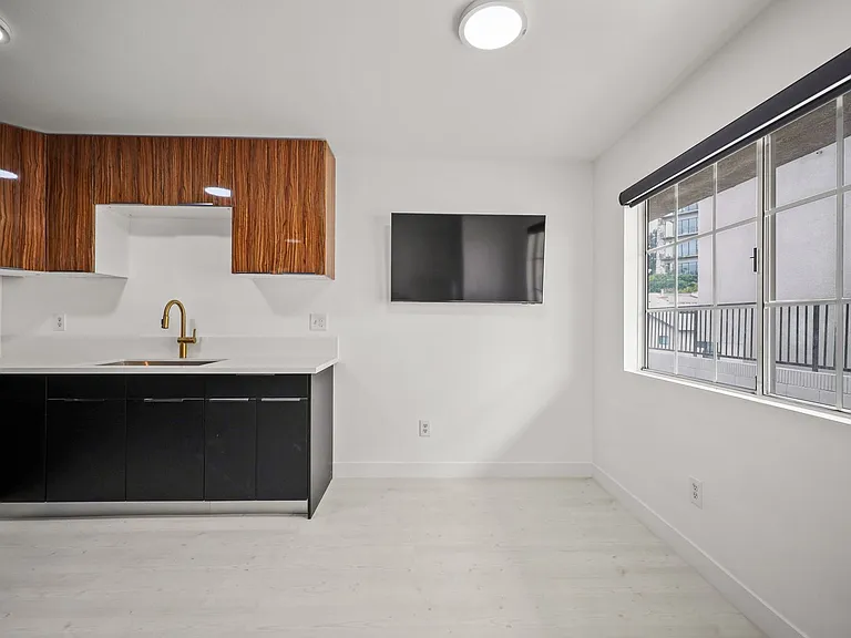 920 Everett St — Photo 23