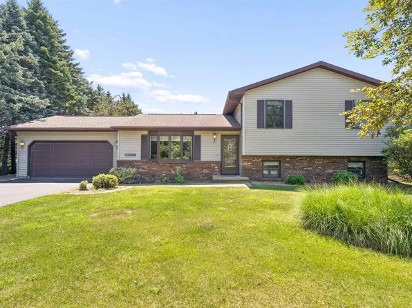 4085 Leonard Point Rd, Oshkosh, WI 54904