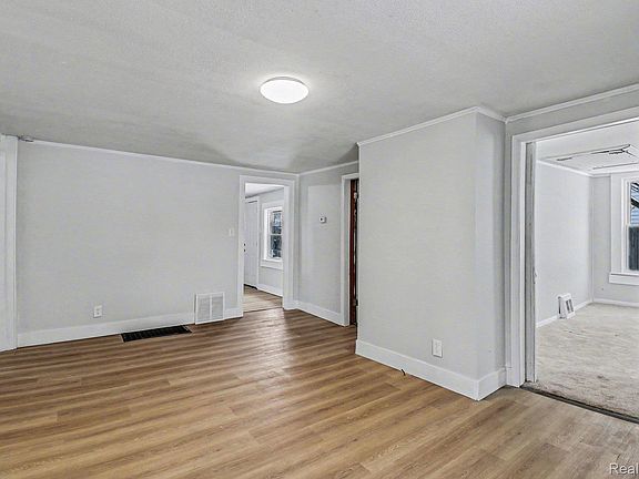 4th image of 714 W 8th St