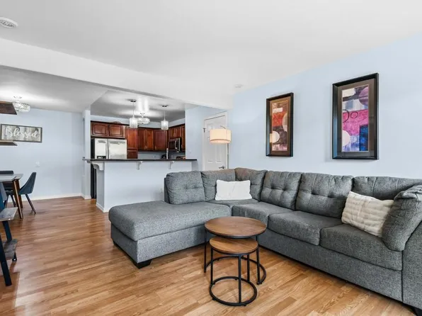 5402 Balboa Arms Dr Unit 338, San Diego, CA 92117