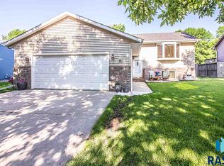 611 S Grand Ave, Harrisburg, SD 57032
