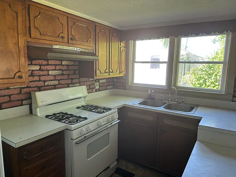 232 Bassett Ave — Photo 5