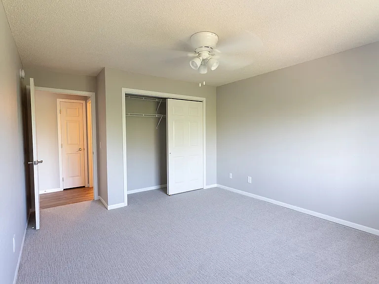 Royal Oak Apartments — Photo 16