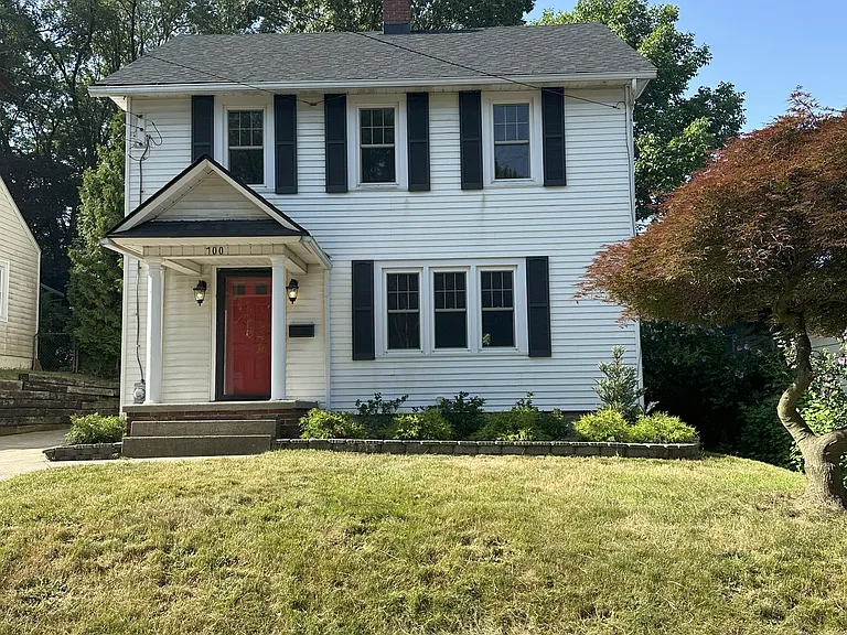 700 Iona Ave — Photo 2