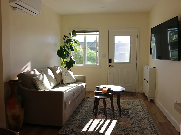 5692 Linfield Ave — Photo 4