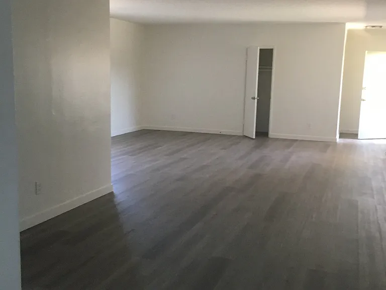 Burbank Tarzana Apartments — Photo 7