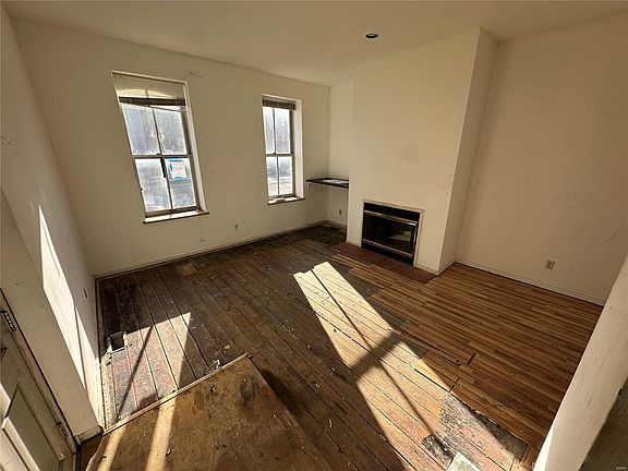 3rd image of 811 Russell Blvd