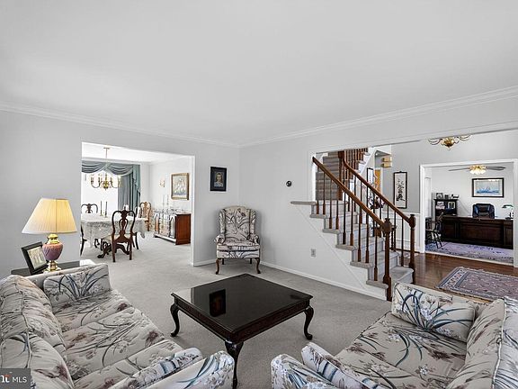 5th image of 102 Clover Leaf Ln