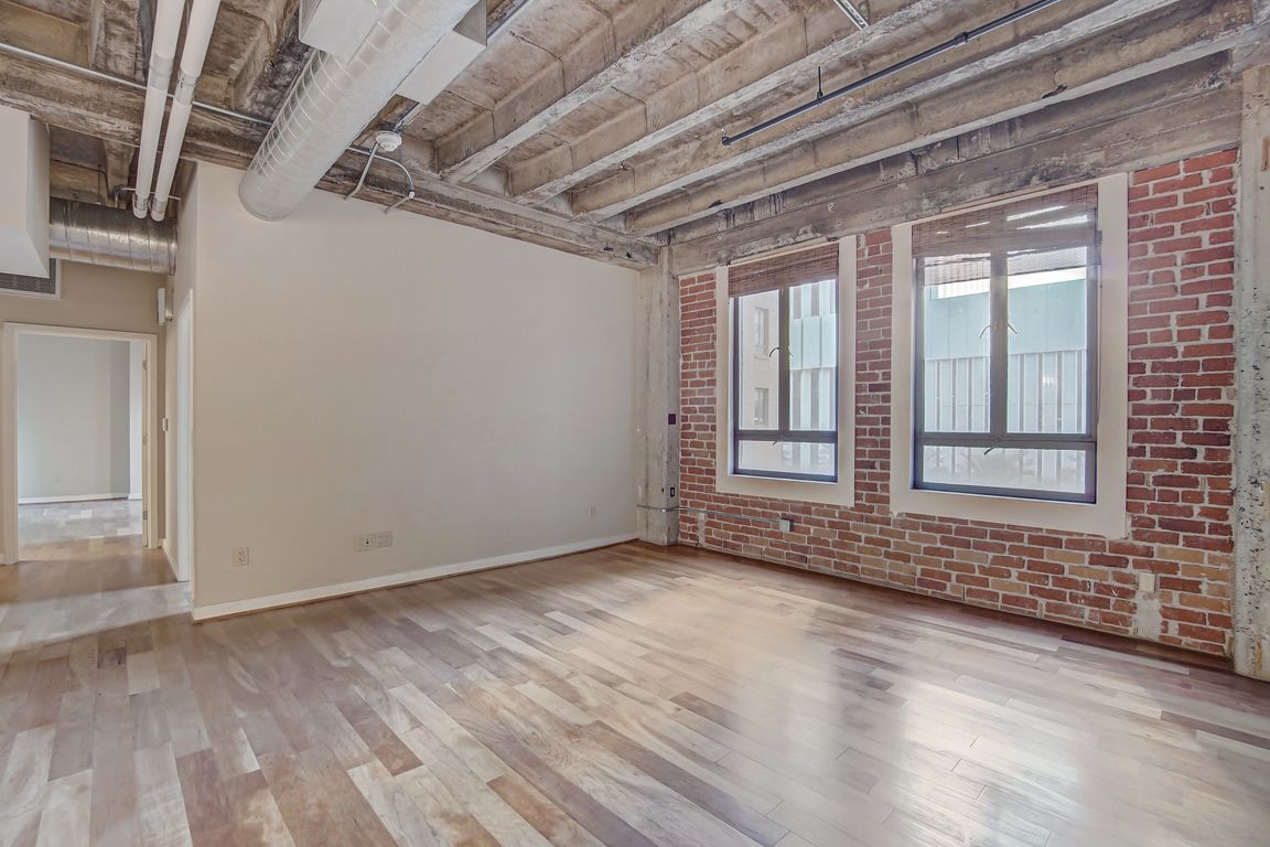  W Adams St 506-008