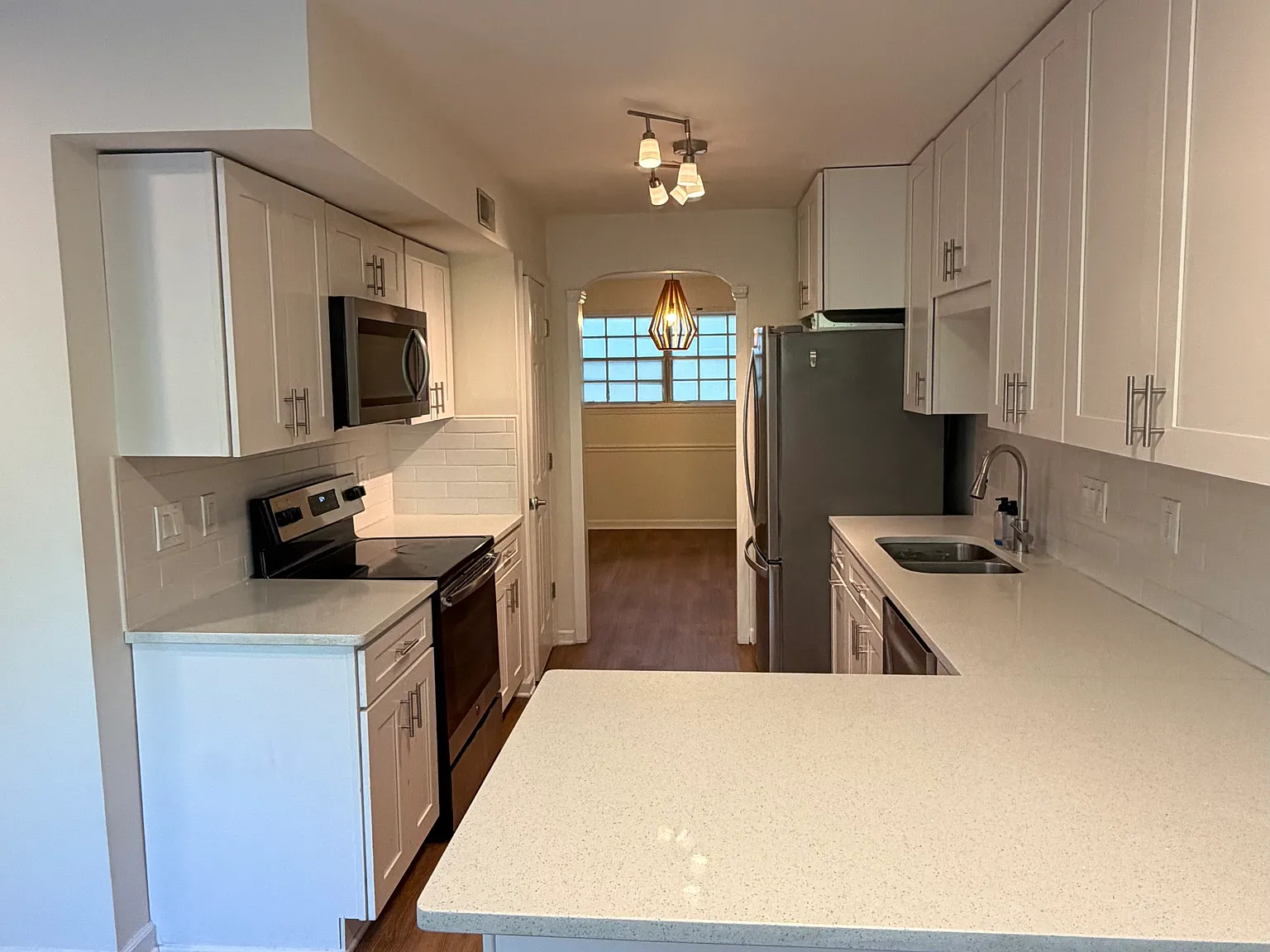 5 bed, 2.5 bath, 1800 sqft, $3,280 — Photo 4