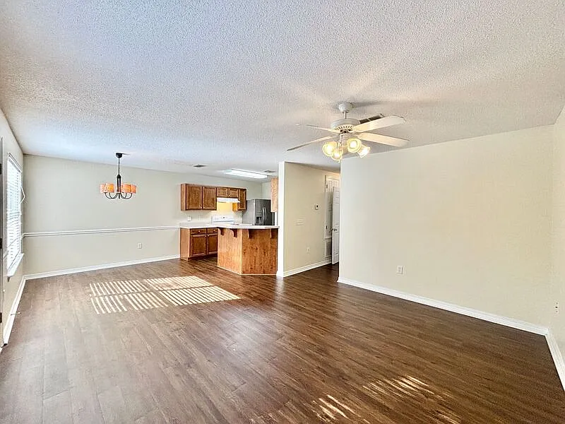 3 bed, 2.5 bath, 1421 sqft, $1,600 — Photo 2