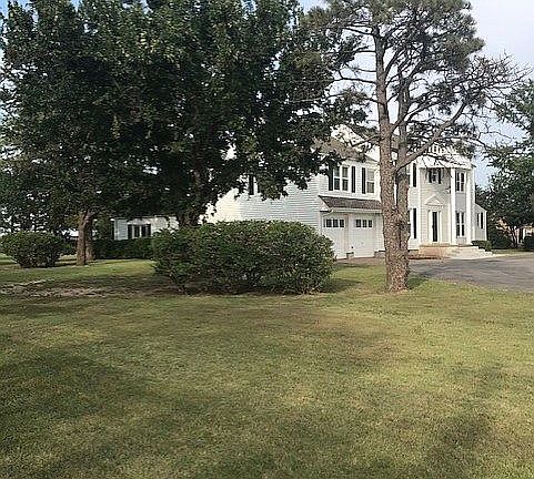 3rd image of 902 E Oklahoma Ave