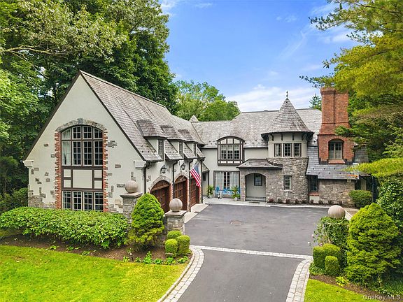 3rd image of 10 Broadmoor Road