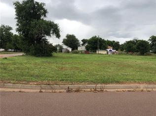 214 W Pine Ave, Sayre, OK 73662