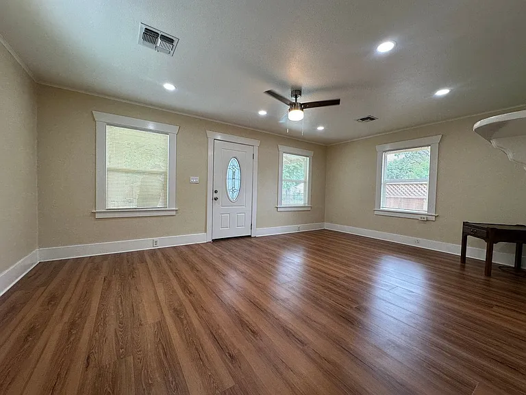 210 Las Flores Ave — Photo 13