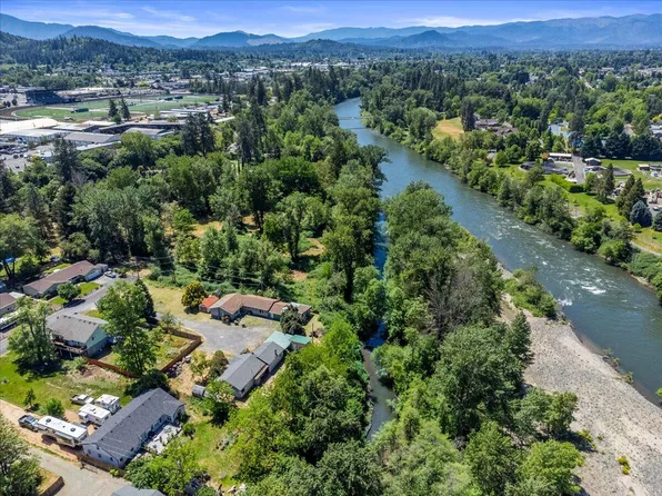 526 Edgewater Dr, Grants Pass, OR 97527