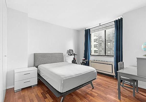 4th image of 204 E 90th St #3B