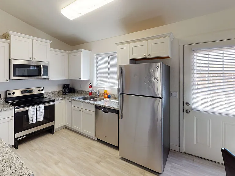 561 N 10th Pl — Photo 19