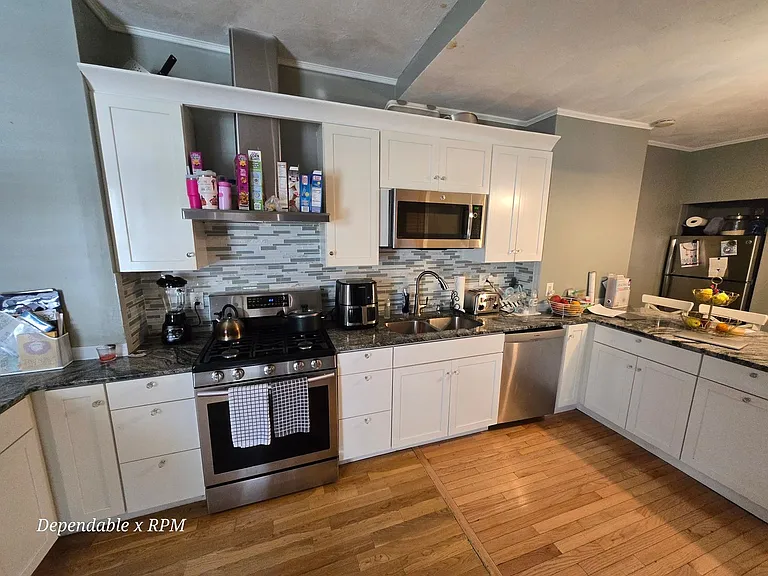 25 Clarence St — Photo 1