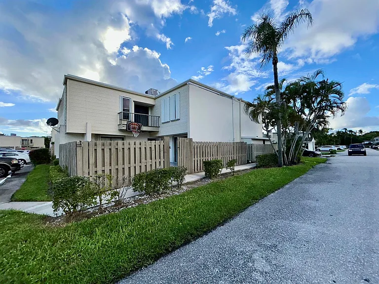 11983 Shakerwood Ln — Photo 3