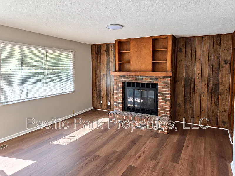 3 bed, 1.0 bath, 999 sqft, $1,325 — Photo 3