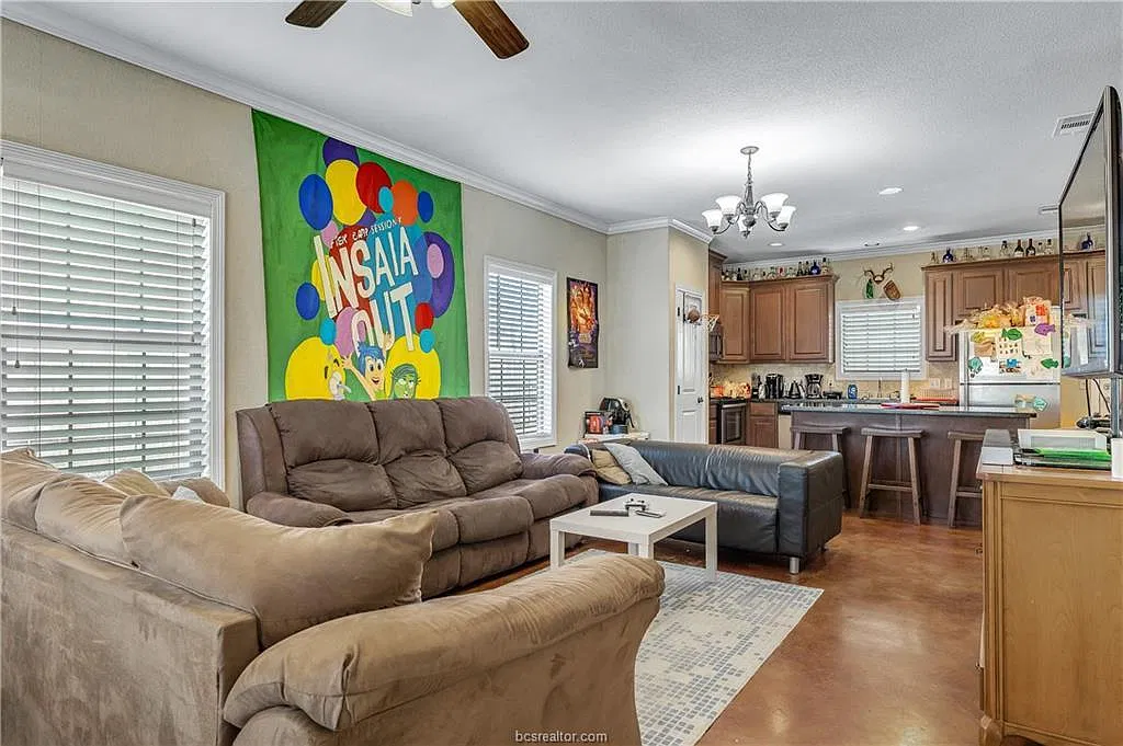 5 bed, 1931 sqft, $3,000 — Photo 2