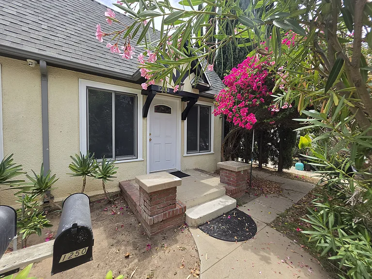 1250 S Orange St — Photo 29