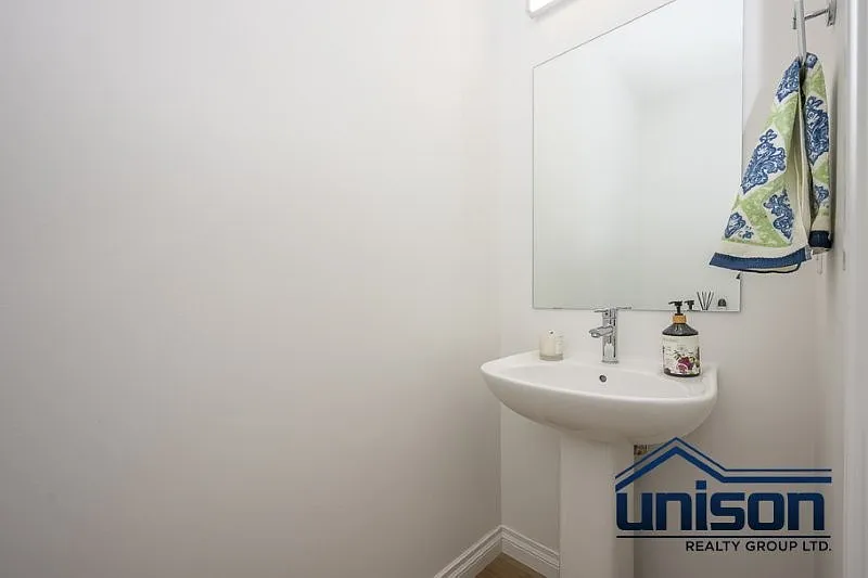 4 bed, 2300 sqft, $3,000 — Photo 4
