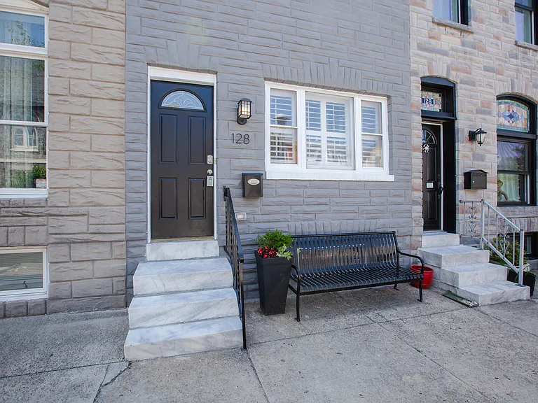 128 S Clinton St — Photo 2