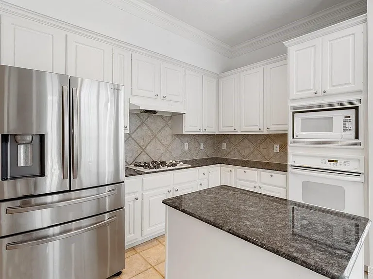 5913 Dolores St #B — Photo 4