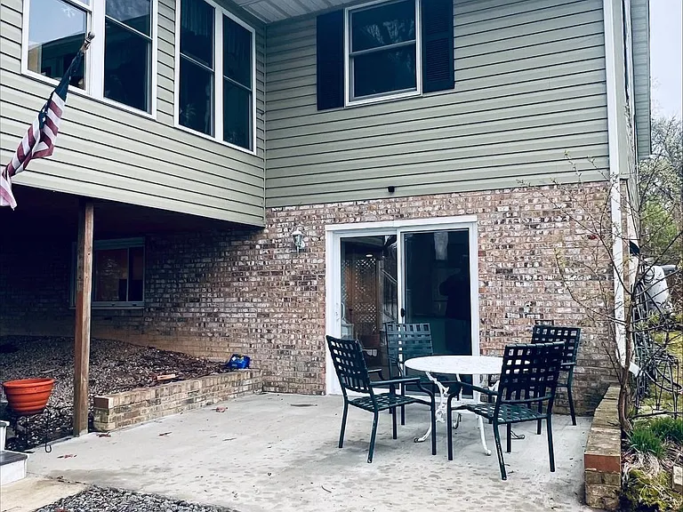 2043 Sue Ave — Photo 4