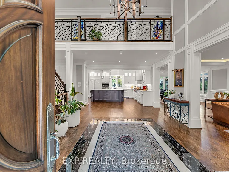 606 Lakeshore Rd W — Photo 2