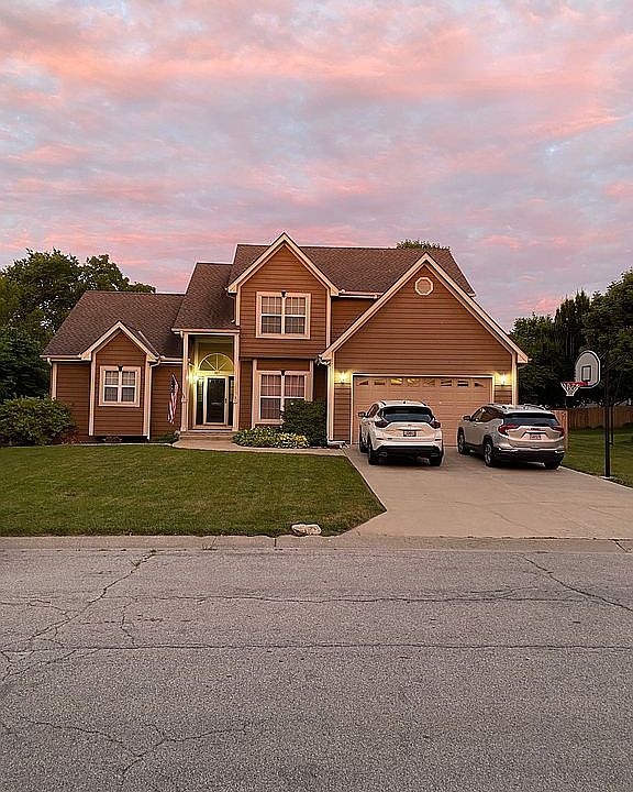 1st image of 817 NE Emily Ln